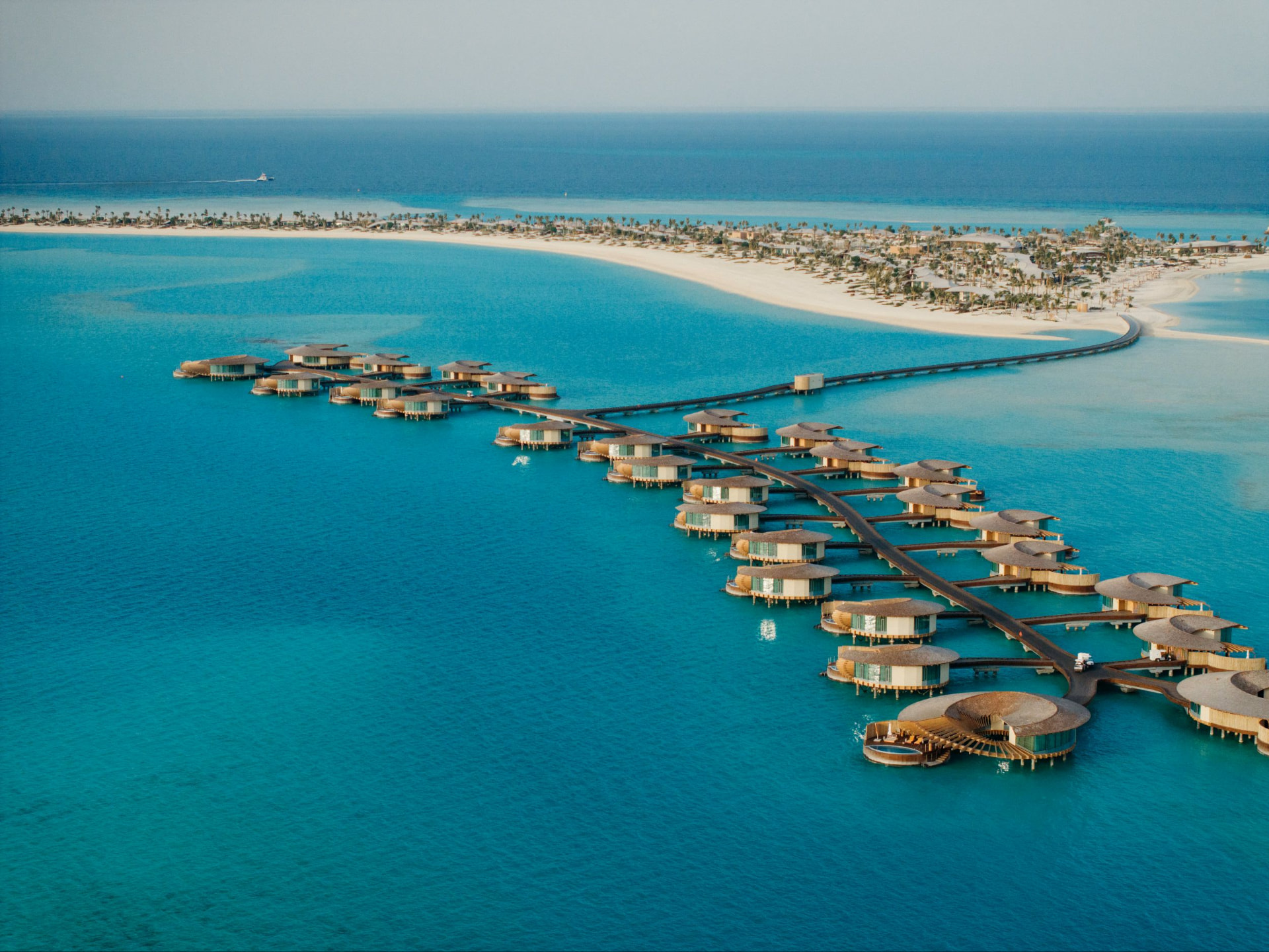 The St. Regis Red Sea Resort – overwater-villaer i turkisblått hav